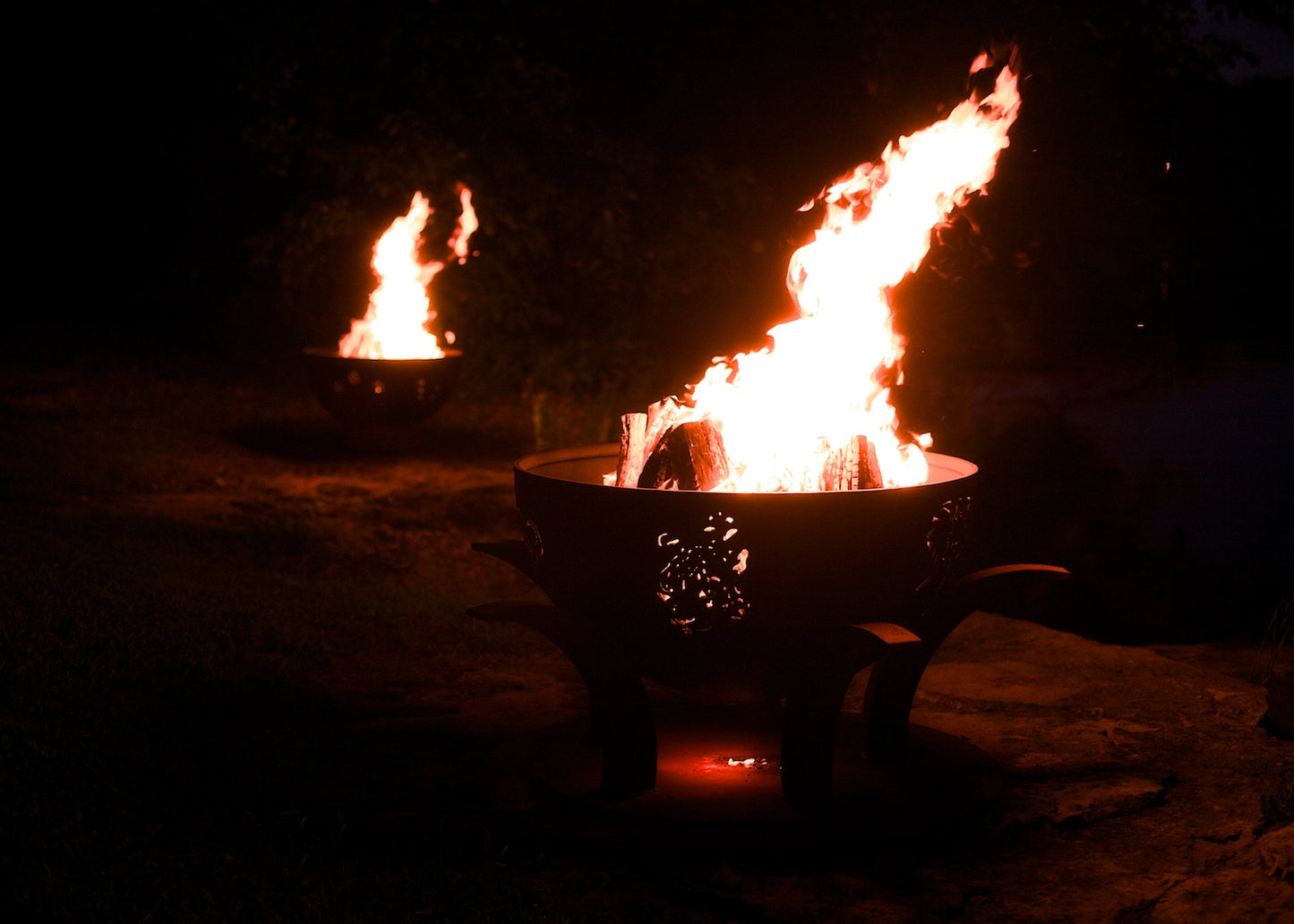 Wood-burning Africa’s Big Five fire pit at night, with firelight highlighting steel craftsmanship.